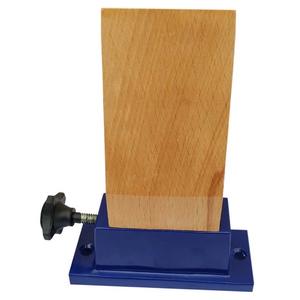 La goupille de banc avec support en métal fixe la goupille de banc à l'établi, offrant une plate-forme stable pour le sciage ou le perçage des bijoux. - Product Image 1