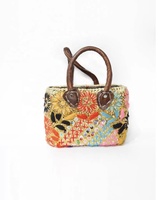 Panier de pique-nique marocain artisanal en osier, avec poignées plates en cuir, broderie, fermeture éclair, fleurs et plumes détaillées, deux