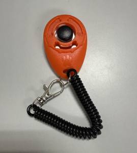 Clicker de entrenamiento de mascotas de plástico colorido para perros, ligero duradero, fácil de usar - Product Image 4