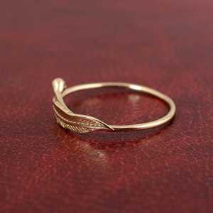 Bague en laiton plaqué or 18 carats pour femme, motif feuille délicat, style minimaliste, nature - Product Image 3