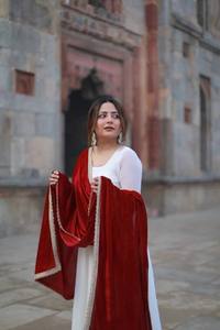 Elegante Traje Anarkali Blanco con Dupatta de Terciopelo, Ropa Étnica Sofisticada para Bodas y Ocasiones Festivas - Product Image 5