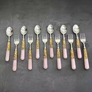 Juego de cubiertos con mango de resina de artesanía H.M.A con cubiertos de acero con espejo para mesa de comedor de cocina moderna y decoración de regalo - Product Image 6