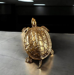 Estatuilla de tortuga pulida en tono dorado con una concha texturizada y escamosa. Disponible a precios al por mayor, ofrecido individualmente. - Product Image 2