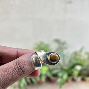 Bague en argent sterling faite à la main personnalisée avec œil de tigre, pierre taillée, toutes tailles, forme, mariage, qualité 3A, classique, vintage, sertie de pierres - Product Image 1