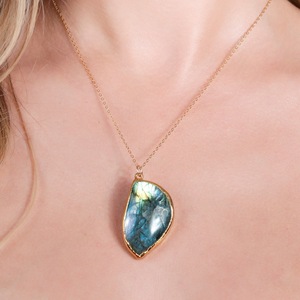 Collier pendentif en argent sterling plaqué or 24 carats avec labradorite arc-en-ciel naturelle pour femme, pierre précieuse minimaliste - Product Image 4