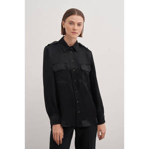 Blusa Negra de Satén para Mujer con Detalle de Epaulettes y Cuello Camisero - Product Image 5