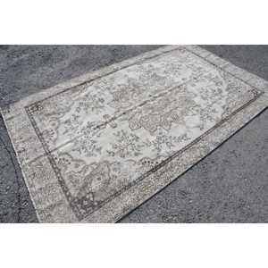 Alfombra Turca Vintage de 5.3x8.9 pies, Alfombra a Cuadros Beige - Product Image 1