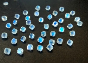 Cojín de piedra lunar arcoíris natural corte 7mm facetado-Good Blue Flashy buena calidad Piedra preciosa suelta - Product Image 2
