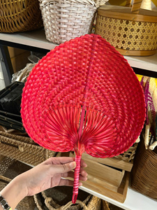 Abanico de mano vietnamita hecho de bambú, diseño de hoja de palma pintada - Product Image 3