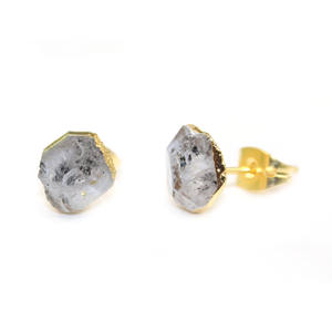 Pendientes de tuerca de diamante en bruto Herkimer electrochapados en oro, joyería de piedra natal para abril - Product Image 2