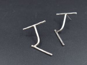 เครื่องประดับต่างหูกระดุมผู้หญิงเครื่องประดับตัวอักษรฮินดีชุบทองสำหรับผู้หญิงและเด็กผู้หญิง - Product Image 2