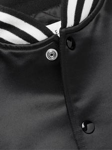 เสื้อกีฬาผ้าซาตินสำหรับผู้ชายเสื้อแจ็กเก็ตทีมเบสบอลผ้าซาตินปักด้วยกำมะหยี่มีลายตัวอักษร - Product Image 3