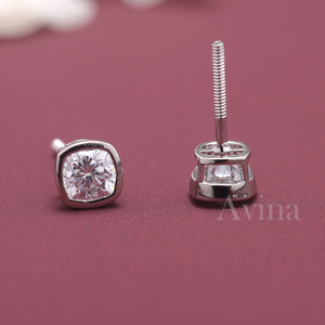 Boucles d'oreilles clous en or 18 carats avec diamant solitaire taille coussin certifié IGI, cultivé en laboratoire - Product Image 5