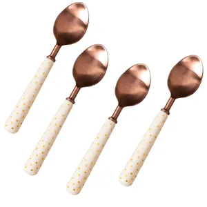 Manche en résine à pois avec cuillère en cuivre ensemble de couverts bicolore dans un nouveau look pour restaurant d'hôtel. - Product Image 1