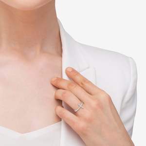 Anillo Moderno de Oro Blanco de 14k con Cruz de Diamantes Laterales (0.20ct), Joyería Elegante - Product Image 3