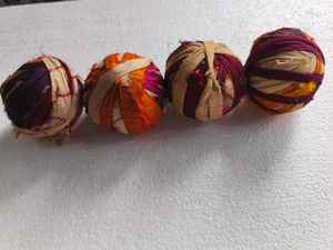 ลูกริบบิ้นผ้าไหมส่าหรีรีไซเคิลเส้นด้ายที่ทำด้วยมือจากอินเดียริบบิ้นทำด้วยมือหรูหราเหมาะสำหรับความยั่งยืน - Product Image 2