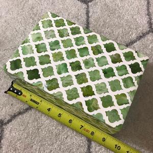 Caja de almacenamiento de joyería con incrustaciones de hueso verde teñido hecho a mano, organizador decorativo de resina y MDF para accesorios y recuerdos - Product Image 2