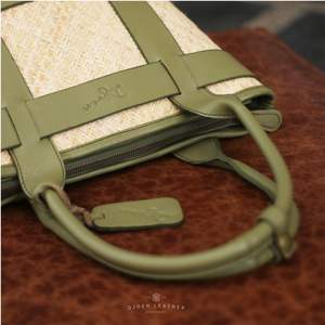 Bolso de mano Pandanus tejido a mano de primera calidad Diseño estructurado con asas de cuero de grano completo verde salvia Hecho a mano por artesanos indonesios - Product Image 3