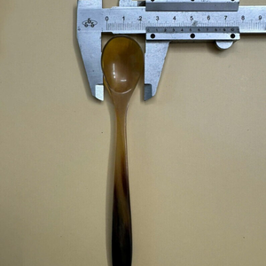 Elaborada con cuerno de Búfalo, Esta cuchara es ideal para té o especias. Una adición única, ecológica y elegante para su cocina - Product Image 6