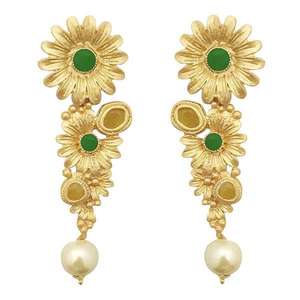 Boucles d'oreilles fines Kriaa Pierre verte Pota avec placage à l'or et perle florale Dangler Design floral élégant - Product Image 1