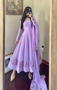 Nuevo Diseño Exclusivo de Vestido Largo Anarkali Estilo Indio y Pakistaní en Georgette para Fiestas con Bordado Pesado - Product Image 3