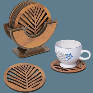 Juego de cuatro posavasos redondos de madera con un diseño a rayas y en tonos dorados, perfectos para colocar bebidas con estilo, a precio mayorista. - Product Image 5