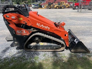 Chargeuse compacte Kubota SCL1000 2023 avec godet frontal, capacité de charge nominale de 1 tonne, pompe hydraulique pour usage agricole et de construction - Product Image 3