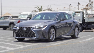 Lexus 2024 Usado para Pickup F Sport Platinum Gris Automático 4L Gasolina Interior de Cuero Oscuro R20 Aleación de Aluminio Euro VI - Product Image 5