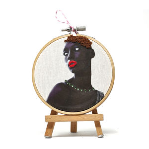 Aro de Bordado Moderno de Algodón Hecho a Mano para Colgar en la Pared - Edición de Belleza Audaz de Alto Contraste, Diseño Paparesta Redondo de 10 cm - Product Image 1