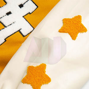 Chaqueta Universitaria Clásica para Hombre con Cuello Alto y Logotipo Frontal, Tejido de Lana Ecológico, Diseño Moderno para Invierno - Product Image 5