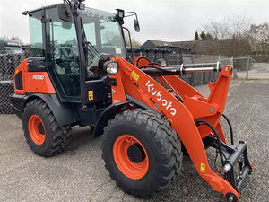 Chargeuse sur pneus Kubota abordable, diesel, 4 roues motrices, avec un moment de charge élevé, prête à être expédiée. - Product Image 2