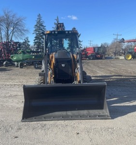 Chargeuse-pelleteuse CASE580SN 2024, mini-tracteur avec pelle arrière et chargeur frontal - Product Image 3