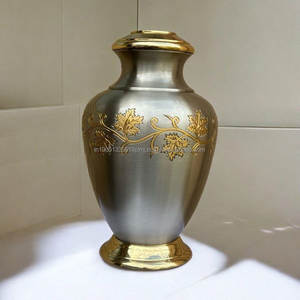 Urna Funeraria de Latón de Alta Calidad de 10 Pulgadas Extra Grande con Acabado de Peltre Grabada para Cenizas Humanas o de Mascotas Estilo Americano - Product Image 1