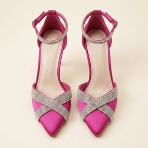 <span class=keywords><strong>Sandali</strong></span> da <span class=keywords><strong>Donna</strong></span> Personalizzati OEM ODM in Raso <span class=keywords><strong>Fucsia</strong></span> con Cinturino alla Caviglia, Punta Affusolata, Strass e Tacco a Spillo per Feste Primaverili ed Estive - Product Image 2