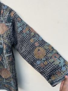 Veste brodée Suzani faite à la main veste courte Suzani femmes vêtements de plage robe courte matelassée vêtements d'hiver veste - Product Image 3