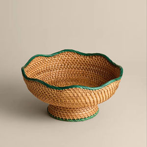 Bol à fruits en rotin artisanal rustique avec bord vert panier en jonc de mer naturel écologique pour table de ferme et décoration intérieure - Product Image 1