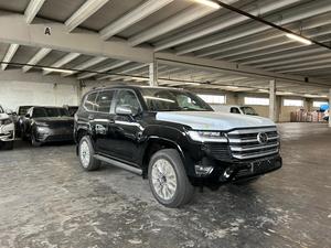 Toyota LC 300 VX V6 Bi-Turbo Diesel 4x4 Automatique Toit Ouvrant Sièges en Cuir Foncé 6 Places Euro VI SUV en Alliage d'Aluminium LE 2026 - Product Image 4
