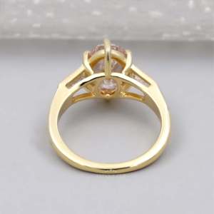 แหวนเพชรรูปไข่สีชมพูสังเคราะห์ประดับด้วยสามเม็ด - Product Image 4