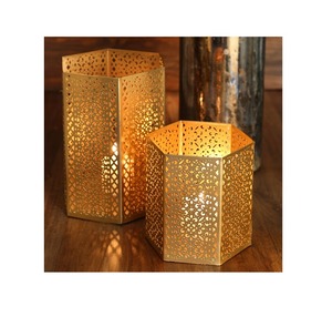 Atractivos candelabros de metal con un toque clásico y antiguo, ideales para reuniones de temática rústica e interiores acogedores - Product Image 6