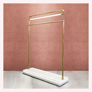 Porte-vêtements décoratif tout-en-un Premium Long support en métal pour les maisons avant-gardistes - Product Image 3