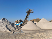 Obral besar pasir kuarsa silika kering Kiln kemurnian tinggi pasir silika murni kuantitas besar untuk pengecoran dari sumber industri Vietnam