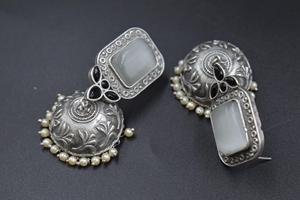 Venta caliente diseñador de plata de lujo aspecto igual piedra peso ligero Stud Jhumka pendiente joyería para niñas y mujeres - Product Image 2