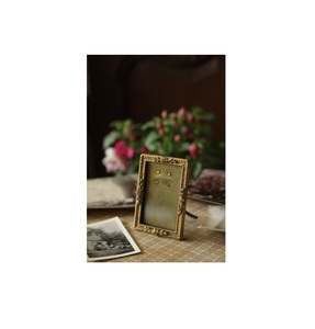 Cadre photo en métal artistique de haute qualité, conçu pour une présentation élégante sur table, améliorant l'esthétique de la décoration intérieure moderne - Product Image 1