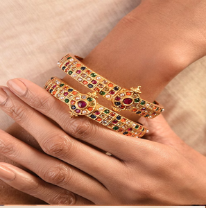 Bracelets en laiton lisse brillant avec un subtil motif circulaire ondulé, parfaits pour l'empilage, et disponibles au prix de gros. - Product Image 3