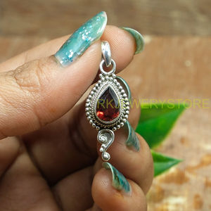 Pendentif Goutte d'Eau en Grenat Rouge Naturel, Argent Sterling 925 Fait Main, Style Bohème Vintage Tribal, Pendentif en Pierre Précieuse en Argent Oxydé, Bijou - Product Image 4