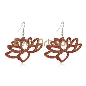 Boucles d'oreilles en forme de feuille en bois de noyer français massif, création originale et fabriquées à la main, 100% Made in France - Product Image 3