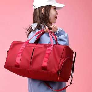 กระเป๋าทรงดัฟเฟิลกระเป๋าเดินทางทรงดัฟเฟิลหนังสำหรับสตรีขนาดใหญ่พิมพ์ลายโลโก้แบบกำหนดเองสีดำ - Product Image 6