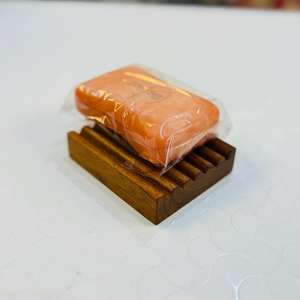 Support à savon en bois hautement résistant, fabriqué en bois naturel, conçu pour maintenir les pains de savon à portée de main - Product Image 2