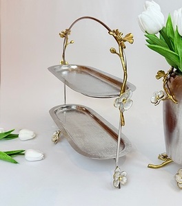 Plateaux indiens modernes en laiton avec motif floral, bols à salade de fruits et noix - Product Image 3