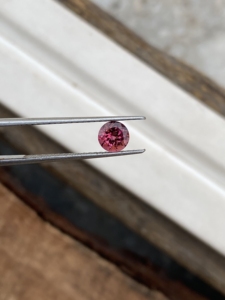 Piedra preciosa de turmalina natural 0,57 quilates Hermosa Turmalina de forma redonda de 5 MM Corte increíble para hacer joyas. - Product Image 4